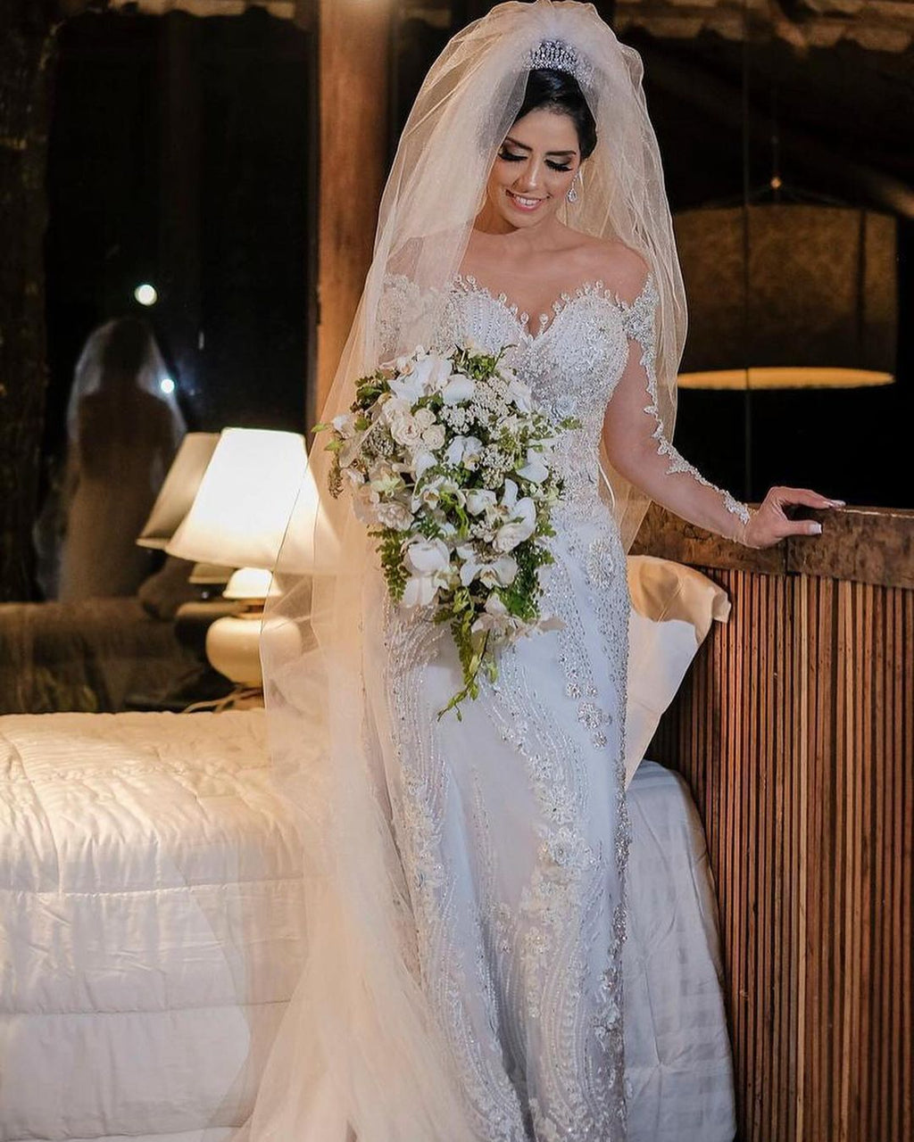 Robe de mariée en tulle à manches longues, style sirène, décolletée épaules nues avec dentelle appliquée