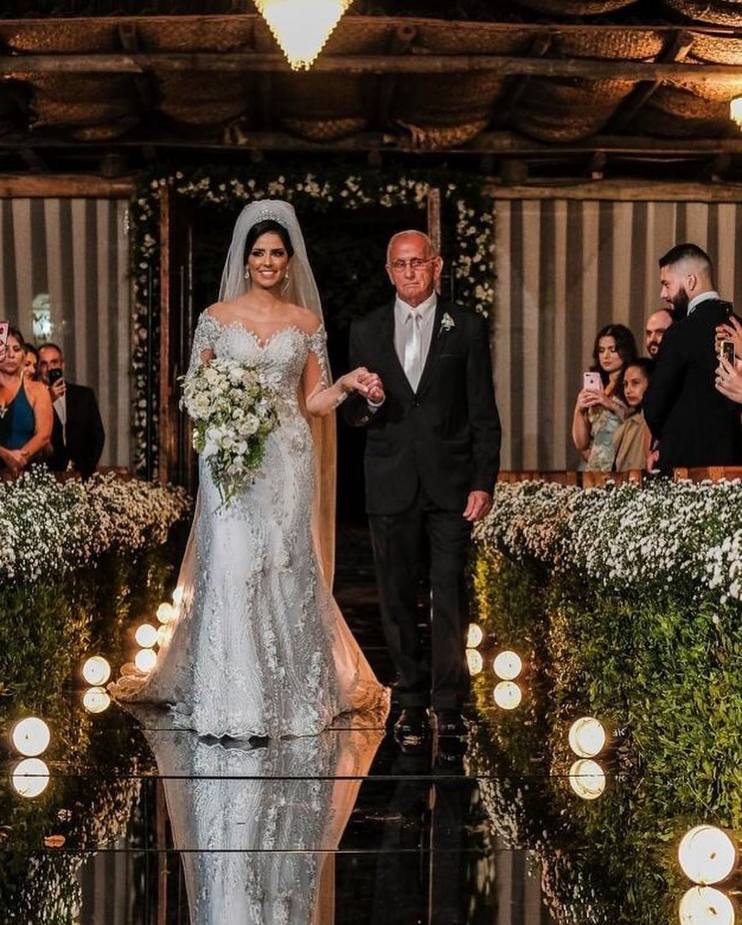 Robe de mariée en tulle à manches longues, style sirène, décolletée épaules nues avec dentelle appliquée