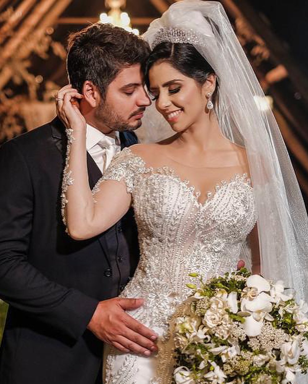 Robe de mariée en tulle à manches longues, style sirène, décolletée épaules nues avec dentelle appliquée