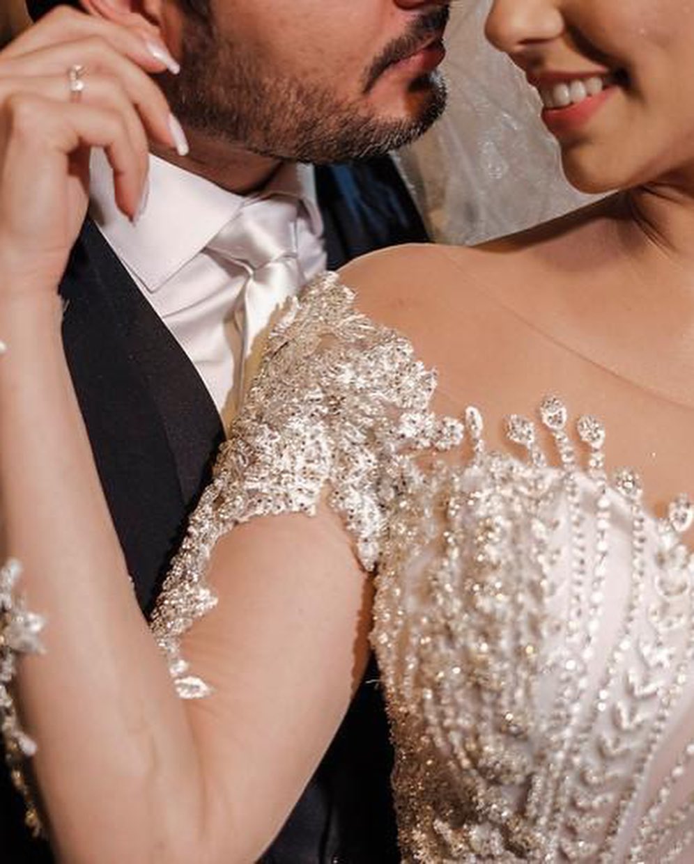 Robe de mariée en tulle à manches longues, style sirène, décolletée épaules nues avec dentelle appliquée