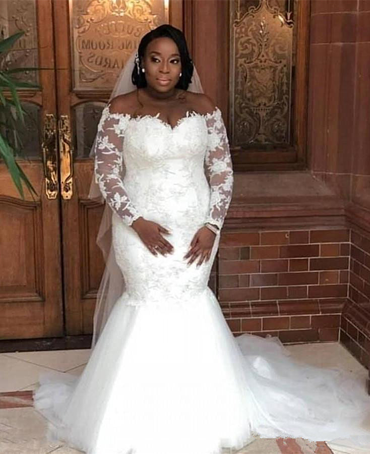Langärmliges, schulterfreies Meerjungfrau-Brautkleid aus Spitze