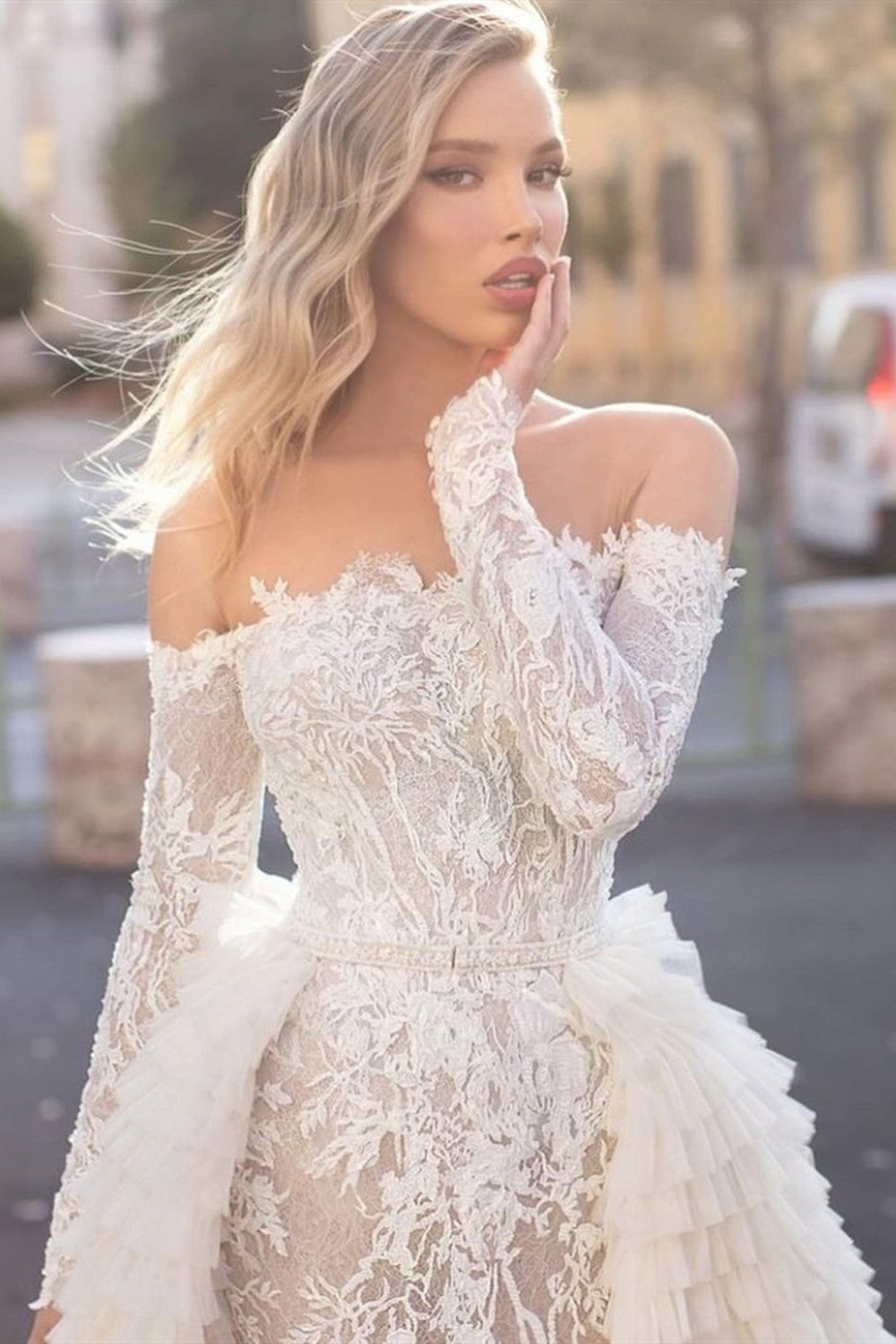 Vestido de Noiva Sereia com Mangas Compridas e Ombros Descobertos com Cauda