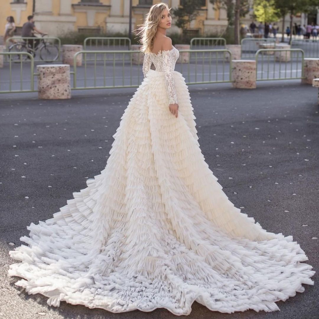 Vestido de Noiva Sereia com Mangas Compridas e Ombros Descobertos com Cauda