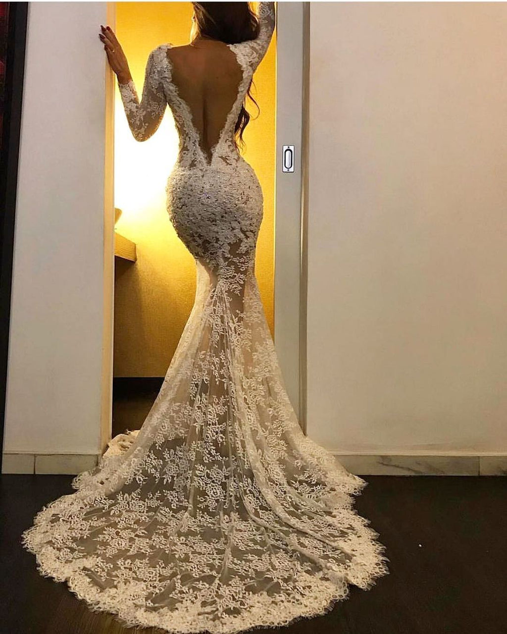 Robe de bal blanche à manches longues, col en V sirène en dentelle avec fente