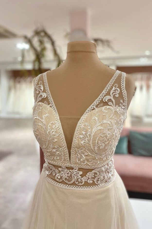 Abito da sposa in pizzo con applicazioni di tulle a linea ad A e scollo a cuore lungo