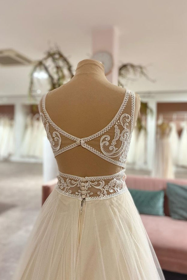 Abito da sposa in pizzo con applicazioni di tulle a linea ad A e scollo a cuore lungo