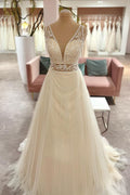 Abito da sposa in pizzo con applicazioni di tulle a linea ad A e scollo a cuore lungo
