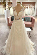 Abito da sposa in pizzo con applicazioni di tulle a linea ad A e scollo a cuore lungo