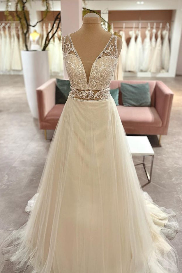 Abito da sposa in pizzo con applicazioni di tulle a linea ad A e scollo a cuore lungo