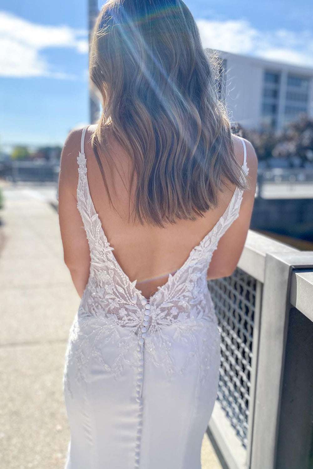 Vestido de novia largo estilo sirena con escote en forma de corazón, apliques de encaje y espalda abierta