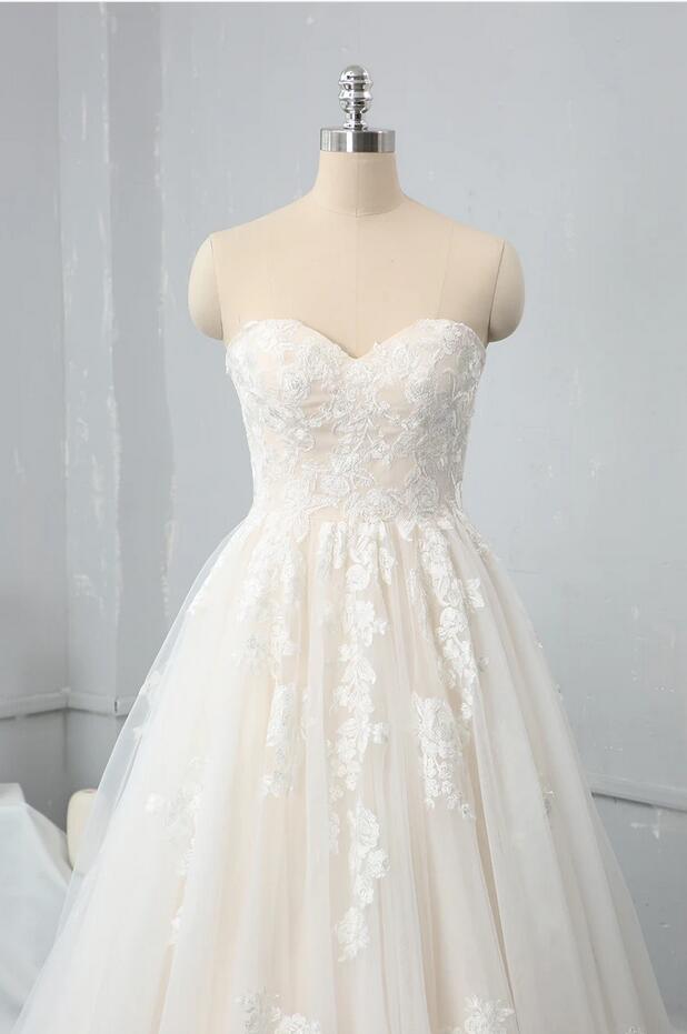 Vestido de novia largo de tul con escote en forma de A, espalda descubierta y apliques de encaje