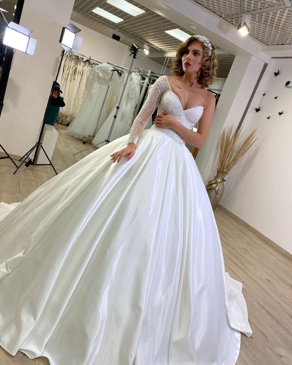 Vestido de novia largo de satén con escote en forma de corazón, volantes y mangas