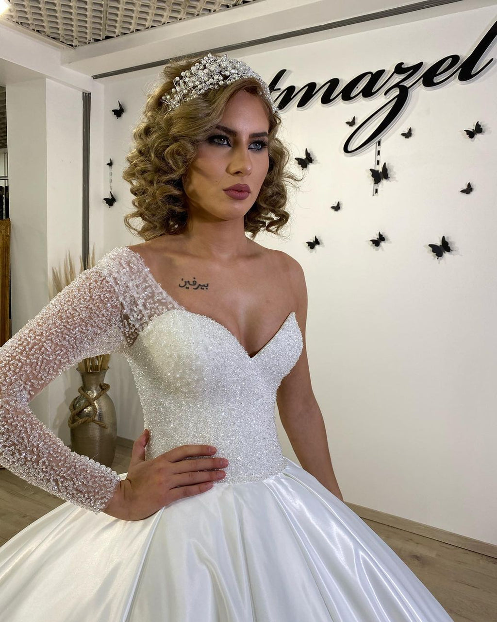 Vestido de novia largo de satén con escote en forma de corazón, volantes y mangas