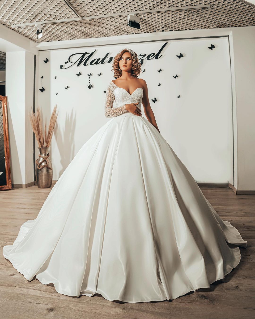 Vestido de novia largo de satén con escote en forma de corazón, volantes y mangas