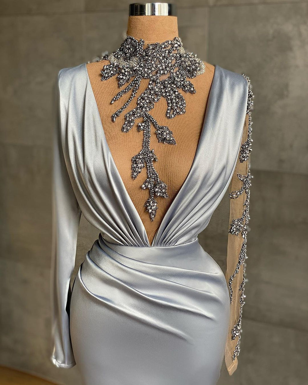 Vestido de noche largo de sirena de satén con escote en V y mangas, con cuentas