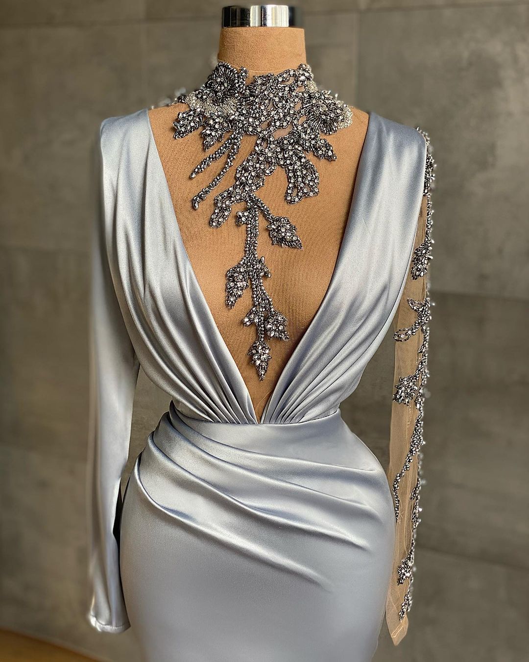 Vestido de noche largo de sirena de satén con escote en V y mangas, con cuentas
