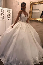 Vestido de Noiva de Bola com Decote em V Profundo, Alças Finas, Aplicações de Renda e Tule