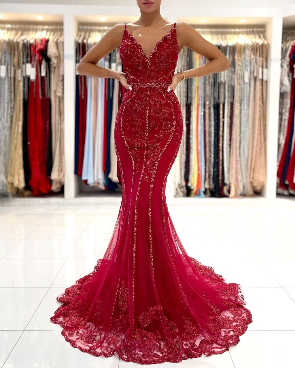Robe de bal sirène longue en tulle avec col en V, dos ouvert et dentelle scintillante