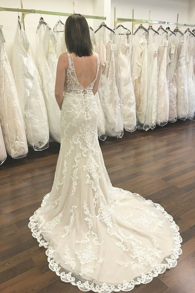 Abito da sposa sirena con scollo a V profondo, spalline larghe in pizzo e schiena scoperta