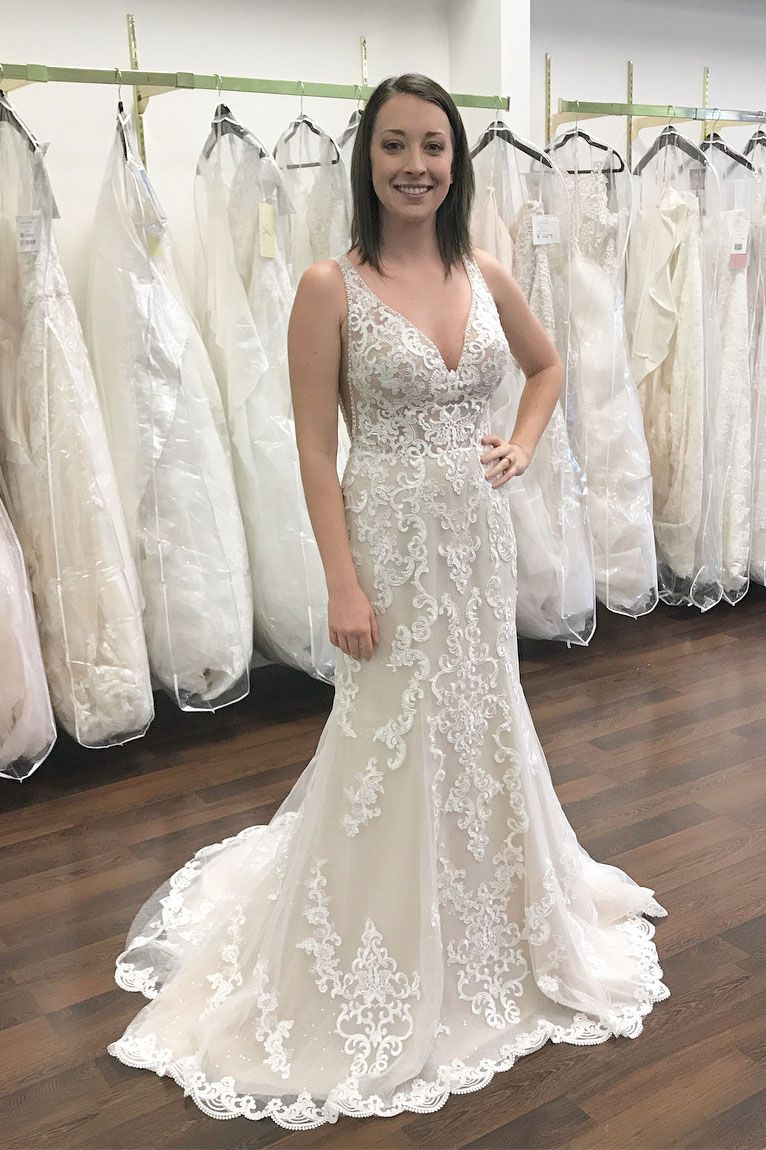 Abito da sposa sirena con scollo a V profondo, spalline larghe in pizzo e schiena scoperta