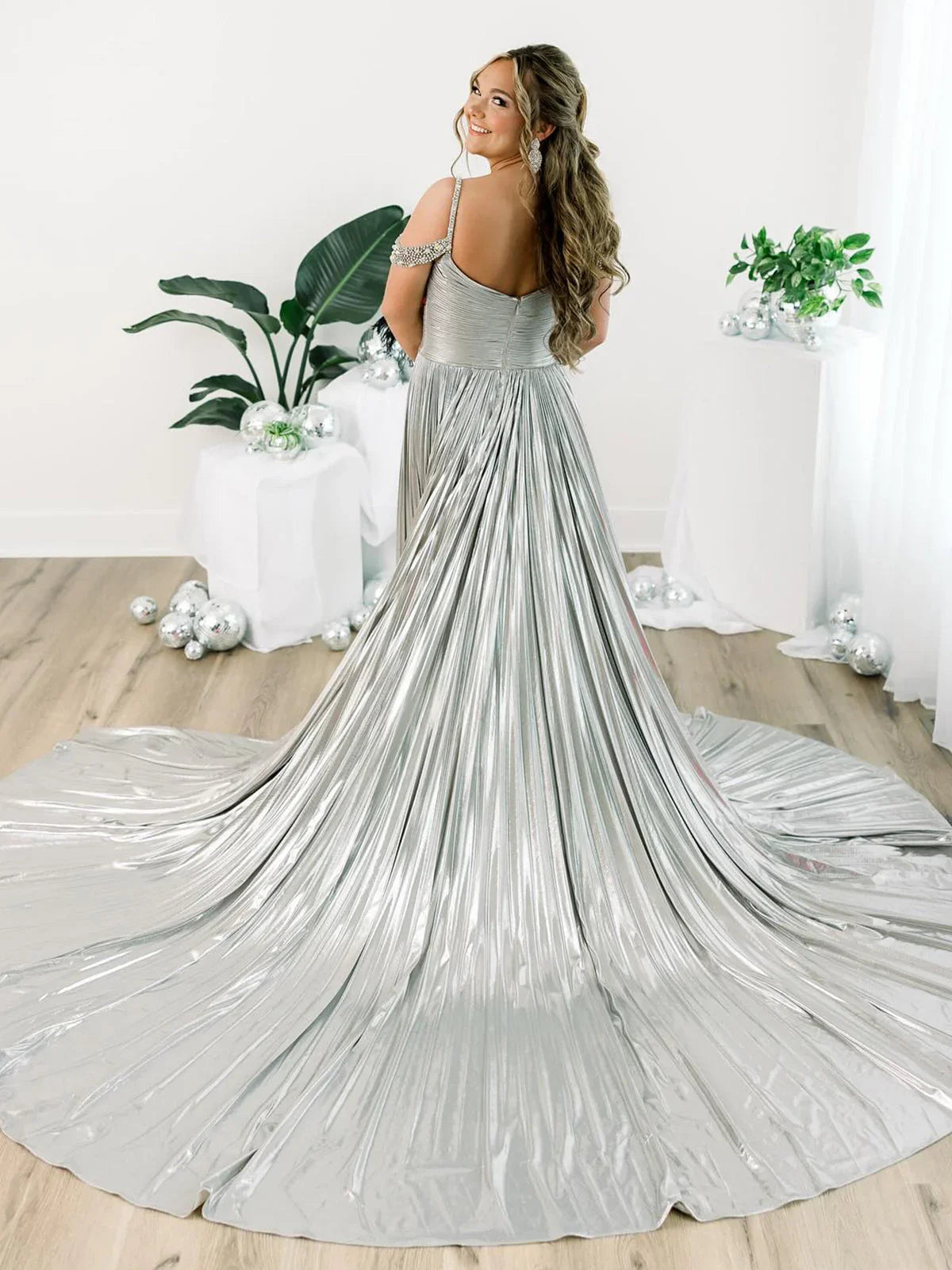 Lulu | Robe longue formelle dorée métallisée à plis, ligne A, épaules dénudées