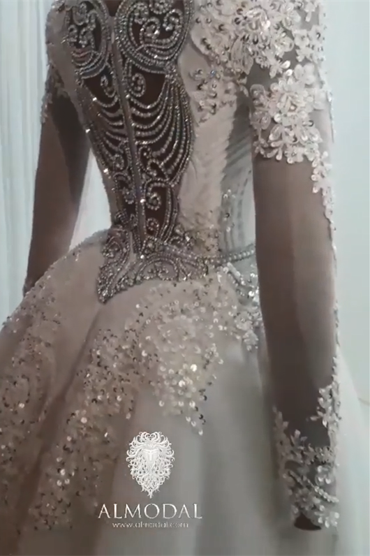 Lujoso vestido de novia de corte A con mangas largas, cuentas y cola