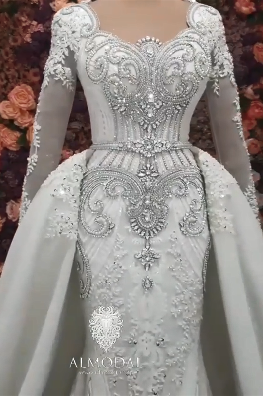 Lujoso vestido de novia de corte A con mangas largas, cuentas y cola