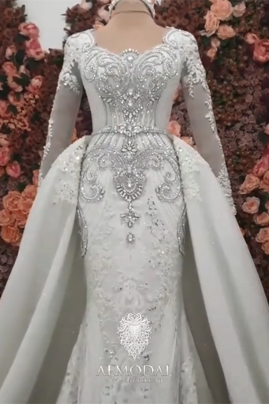 Lujoso vestido de novia de corte A con mangas largas, cuentas y cola