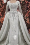 Lujoso vestido de novia de corte A con mangas largas, cuentas y cola