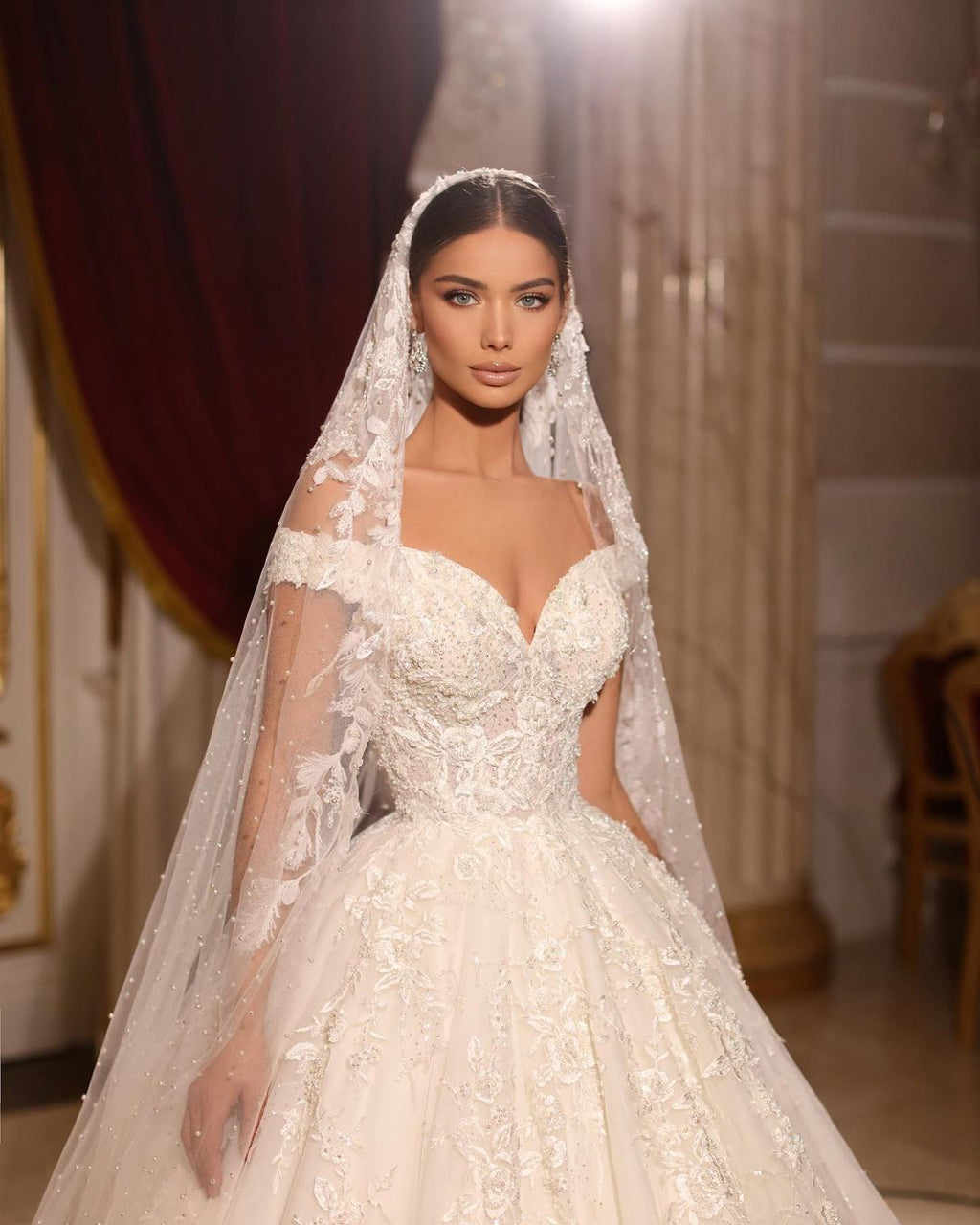Lujoso vestido de novia largo de corte A con hombros descubiertos, encaje y cuentas