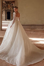 Robe de mariée luxueuse longue ivoire en ligne A, col carré, en dentelle perlée, à manches longues