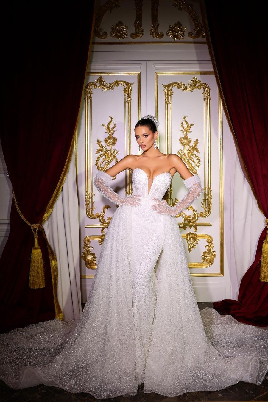 Vestido de Noiva Luxuoso Comprido Marfim com Decote em V, Cauda de Sereia, Sem Mangas, Bordado com Lantejoulas e Miçangas, com Cauda Destacável