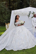Vestido de noiva opulento branco com linha fora dos ombros e renda com lantejoulas