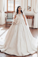 Lujoso vestido de novia blanco largo de satén con hombros descubiertos y encaje.