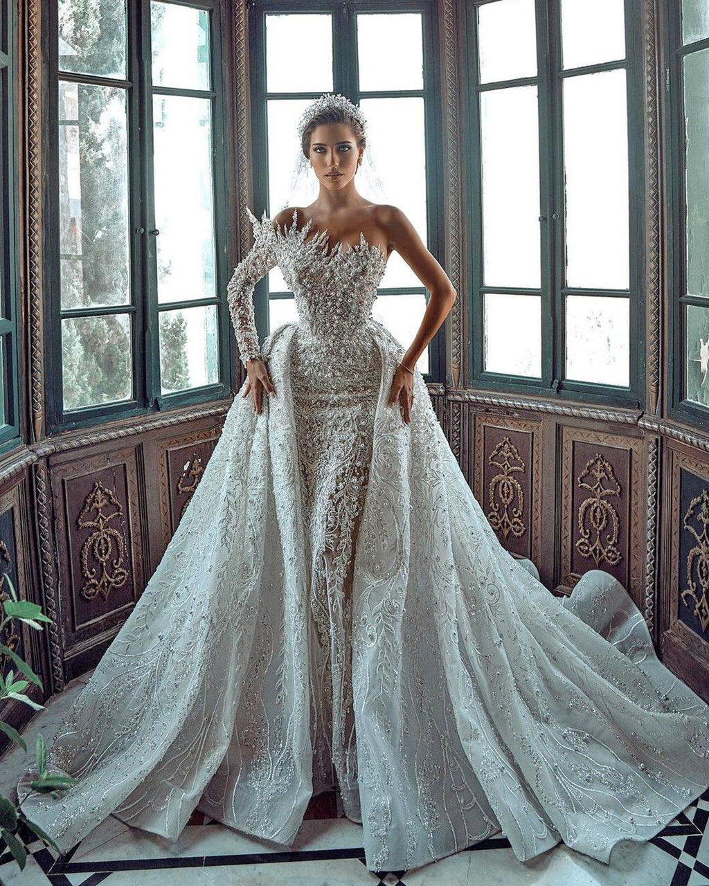 Abito da sposa lungo bianco lussuoso con una spalla, linea a trapezio, perline ricamate, maniche lunghe e strascico