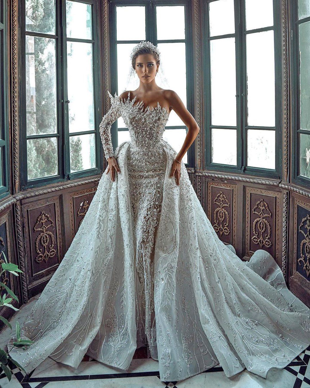Abito da sposa lungo bianco lussuoso con una spalla, linea a trapezio, perline ricamate, maniche lunghe e strascico