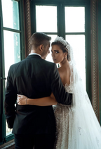 Abito da sposa lungo bianco lussuoso con una spalla, linea a trapezio, perline ricamate, maniche lunghe e strascico