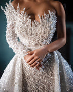 Abito da sposa lungo bianco lussuoso con una spalla, linea a trapezio, perline ricamate, maniche lunghe e strascico