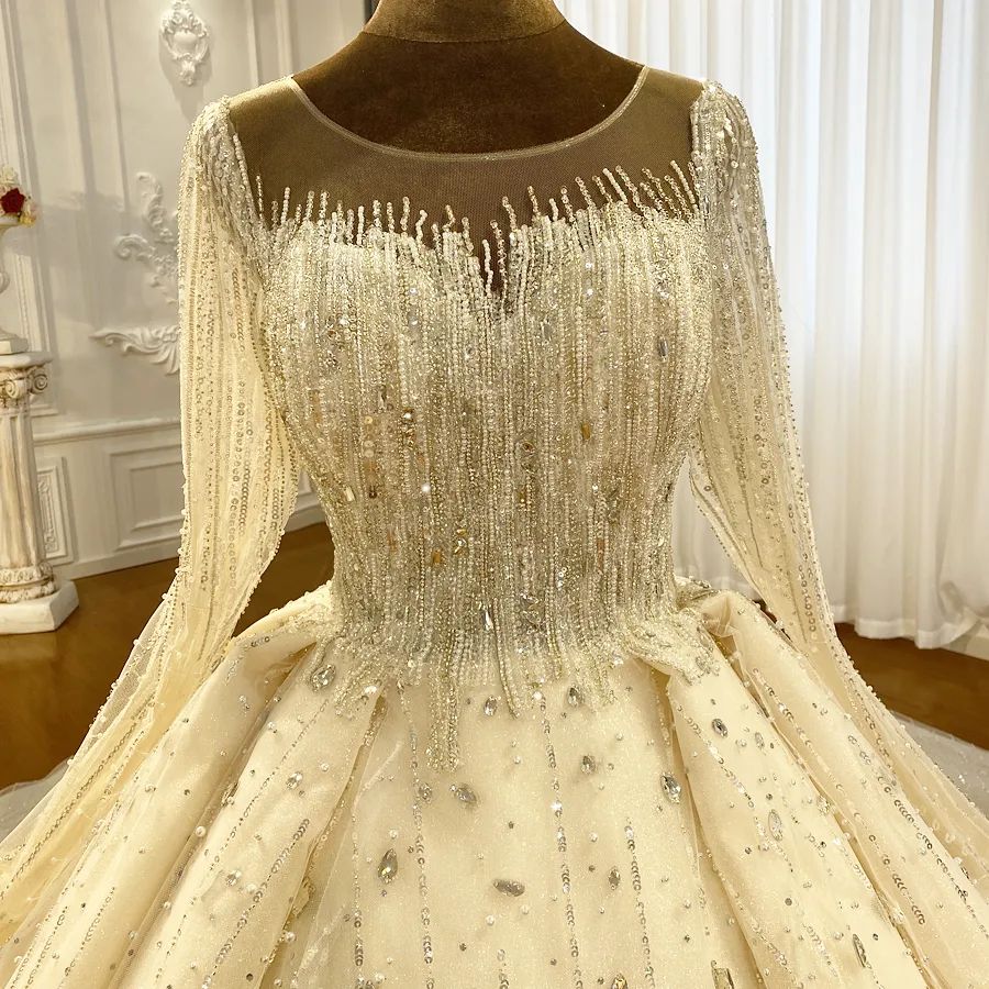 Vestido de Noiva Luxuoso Princesa Marfim com Mangas Compridas e Corte em A com Contas
