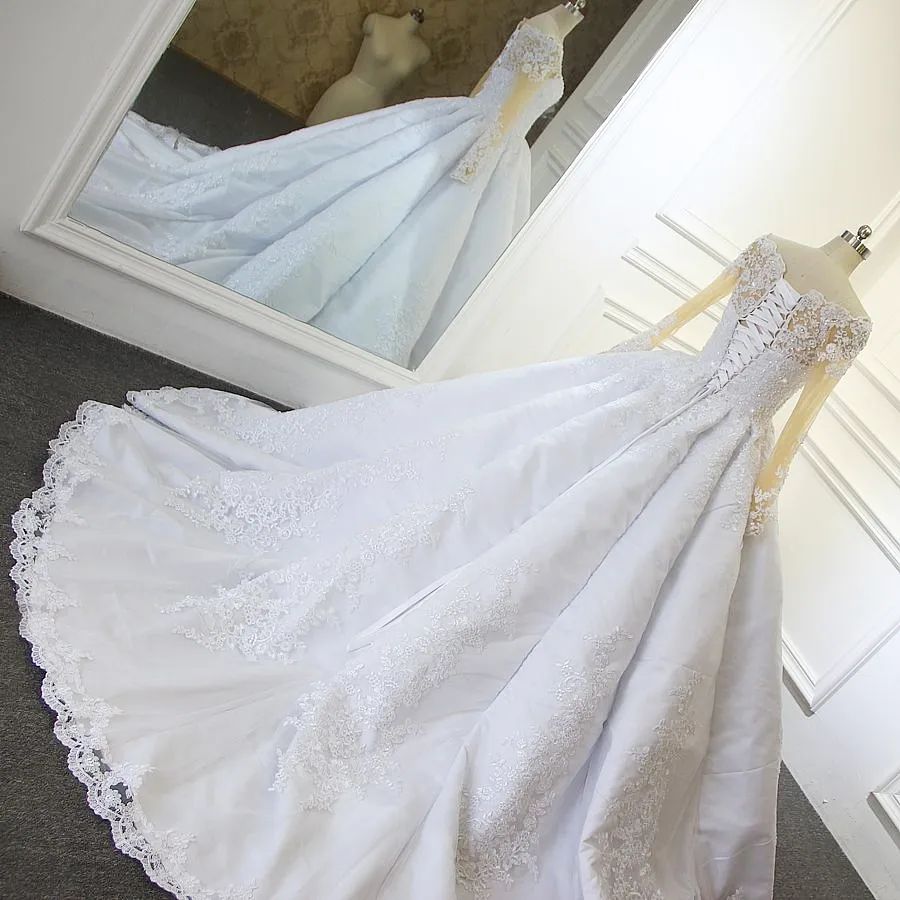 Robe de mariée blanche princesse luxueuse en ligne A à manches longues en dentelle
