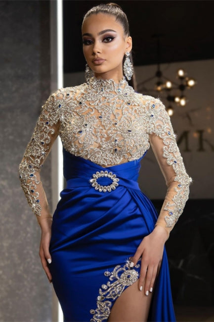 Vestido de noche largo de sirena de satén azul real con cuello halter de lujo, mangas largas y apliques dorados con cristales.