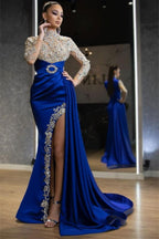 Vestido de noche largo de sirena de satén azul real con cuello halter de lujo, mangas largas y apliques dorados con cristales.