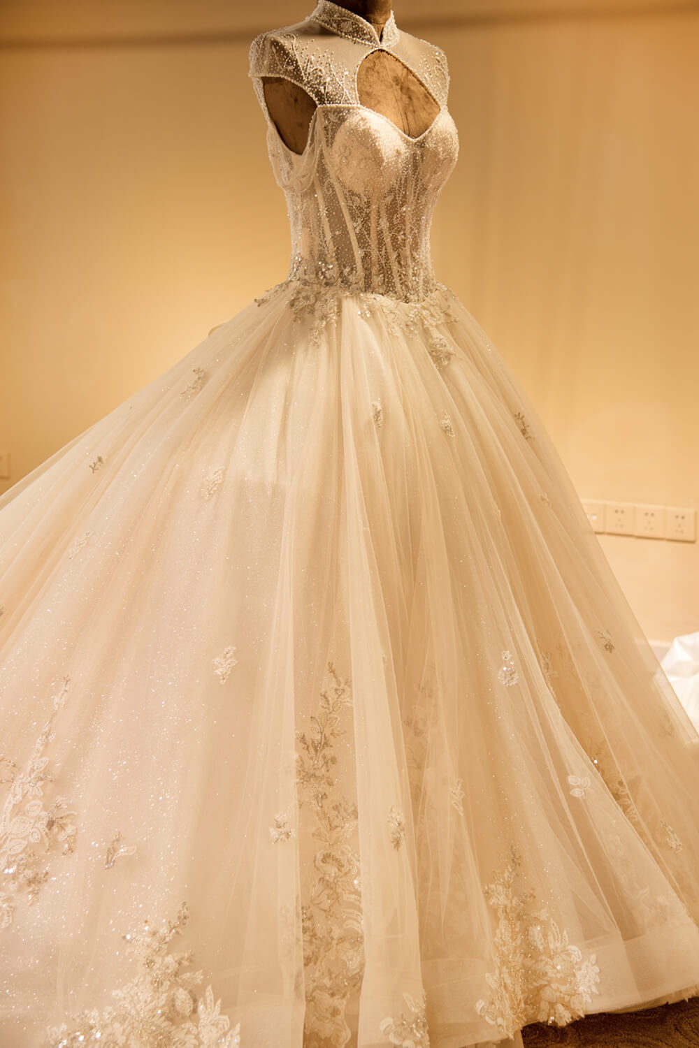 Luxus Illusion Neck Lace-up Tüll Ballkleid Brautkleid Modest Ivory Sparkle Brautkleider 