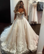 Luxuriöses langes A-Linien-Brautkleid mit schulterfreiem Tüll und Spitze
