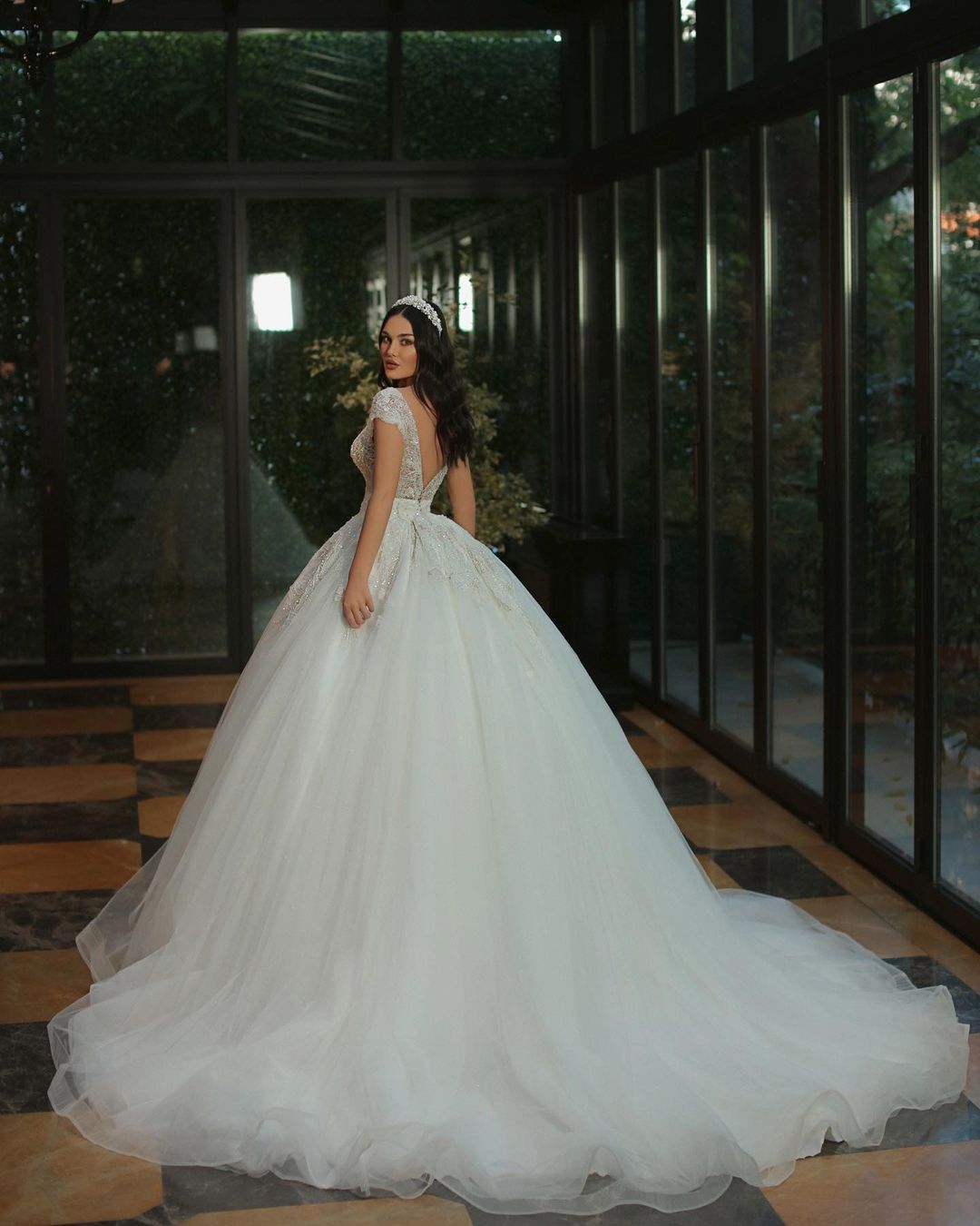 Luxuriöses langes A-Linien-Brautkleid mit V-Ausschnitt, Perlen, Tüll und Glitzer und Flügelärmeln
