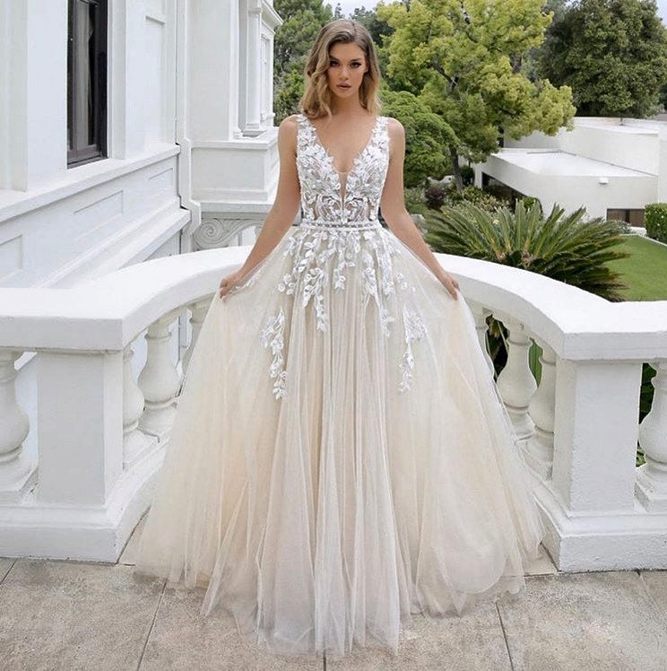 Luxuriöses langes A-Linien-Brautkleid mit V-Ausschnitt, ärmellosem Tüll und Spitze