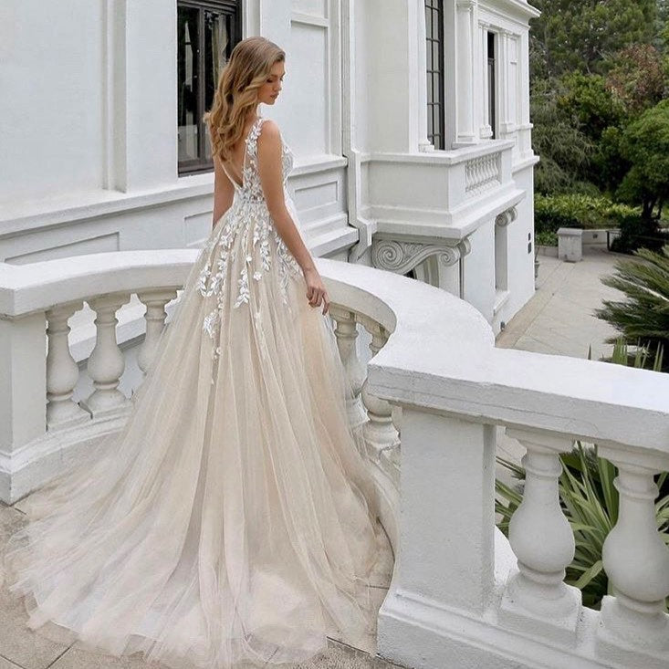 Luxuriöses langes A-Linien-Brautkleid mit V-Ausschnitt, ärmellosem Tüll und Spitze