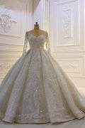 Luxuriöses langes Ballkleid mit Spitzenapplikationen und Ärmeln