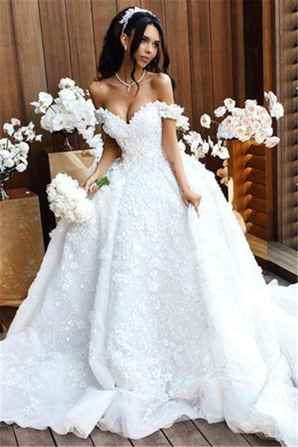 Abito da sposa lungo di lusso con balze, scollo a spalle scoperte e pizzi applicati