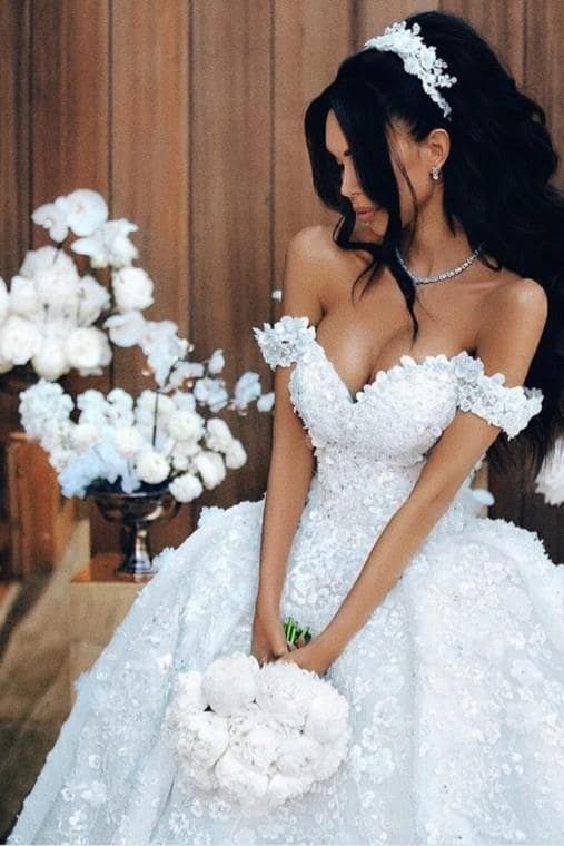 Abito da sposa lungo di lusso con balze, scollo a spalle scoperte e pizzi applicati